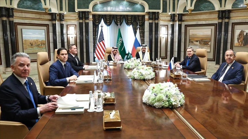 Estados Unidos y Rusia trabajando juntos: Iniciaron conversaciones en Arabia Saudita que buscan acordar el&nbsp;armisticio
