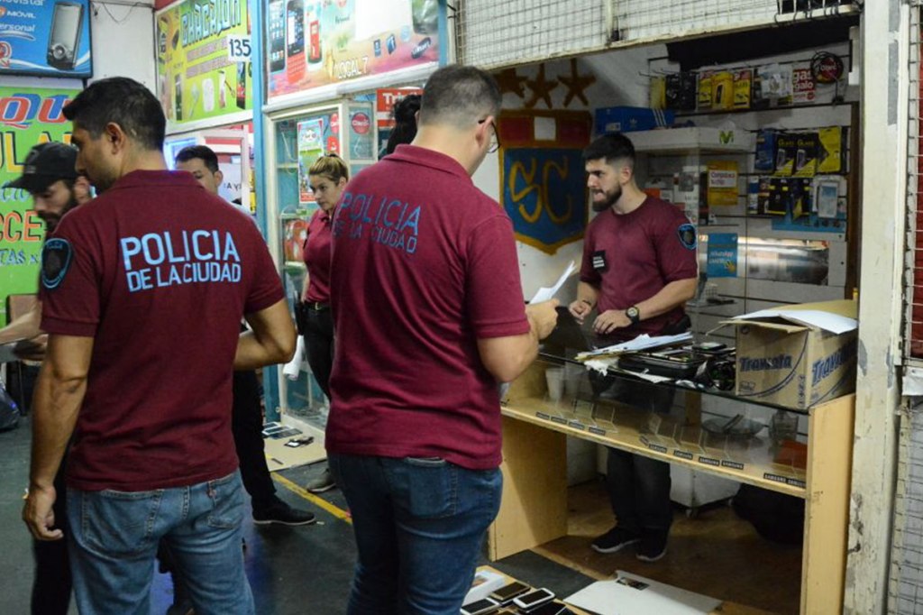 Acusan a un policía de la Ciudad de apropiarse de 30.000 dólares en el lugar de un&nbsp;suicidio