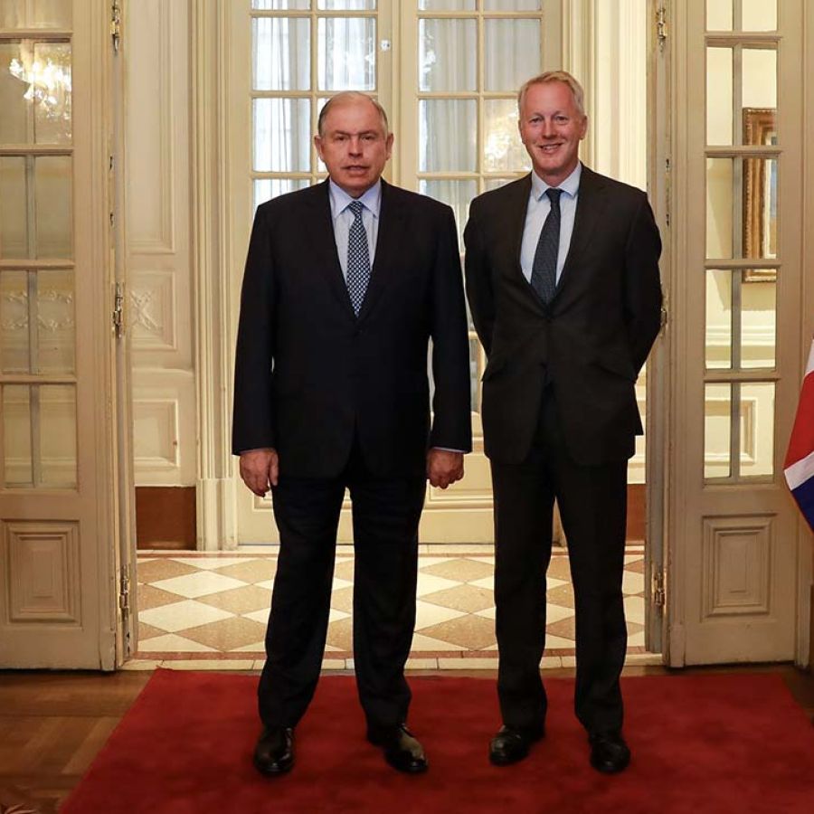 Nuevo embajador británico presenta&nbsp;credenciales