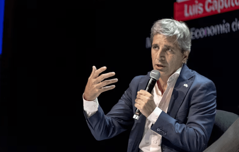 Caputo aseguró que la economía argentina atraviesa un momento&nbsp;clave
